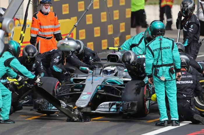 Valtteri Bottas berada di pit setelah insiden dengan Sebastian Vettel di lap pertama GP F1 Prancis 2018