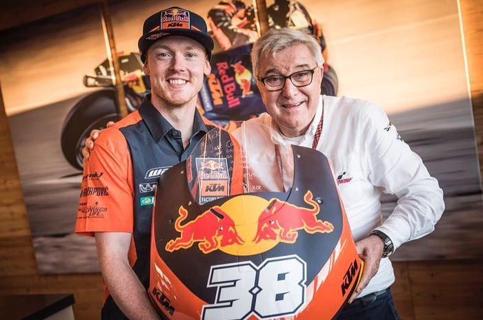 Bradley Smith (kiri) bersama Nick Harris. Bradley Smith usul transfer pembalap MotoGP bisa melihat bursa tranfer-nya sepakbola Eropa 