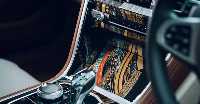 Pola yang terlihat di konsol tengah hasil rancangan seniman Jepang