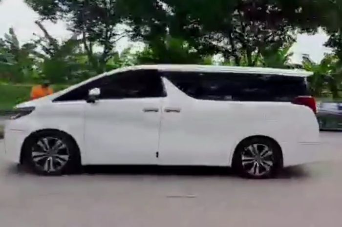 Toyota Alphard yang diandalkan Mbak You untuk beraktivitas sehari-hari.
