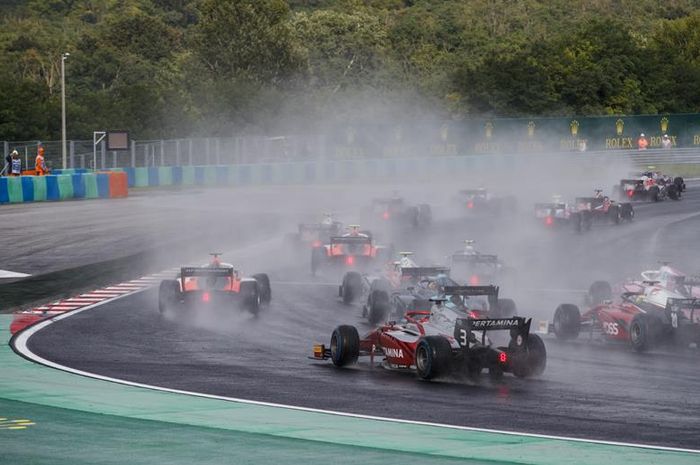 Sean Gelael (#3) di antara pembalap lain setelah start race 1 F2 Hongaria di sirkuit Hungaroring dalam kondisi trek basah