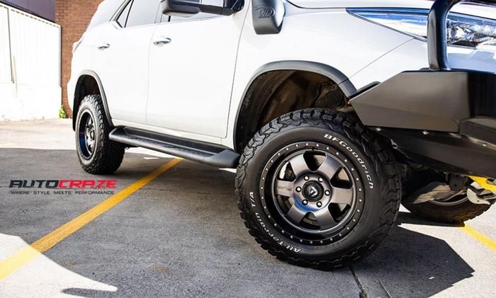 Modifikasi Toyota Fortuner ditopang kaki jangkung dan pelek Fuel Podium