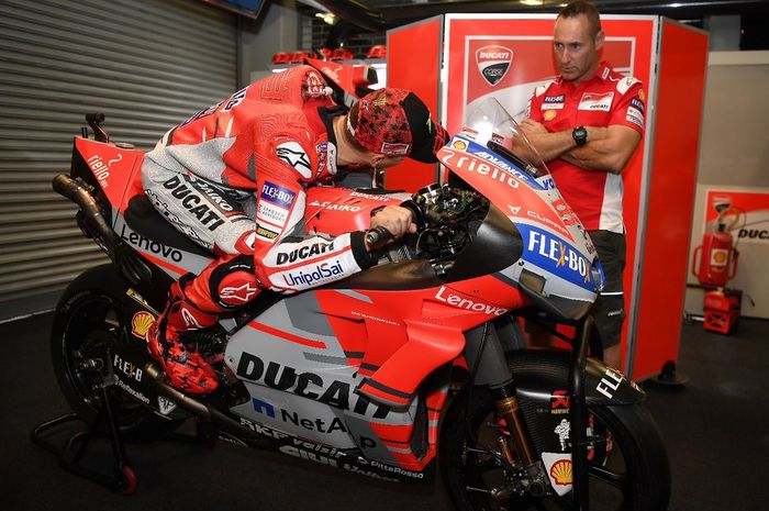 Jorge Lorenzo pilih berdiam di garasi melakukan setup posidi duduk hadapi MotoGP Thailand