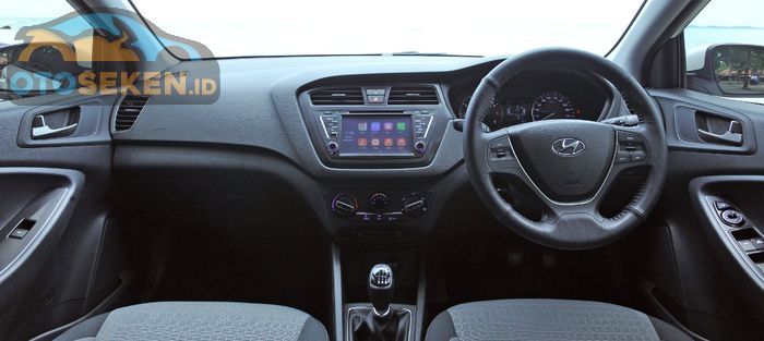 Interior Hyundai i20 AT dan MT 2016