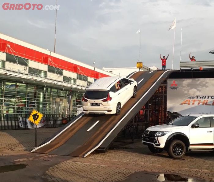 Xpander diuji melewati tanjakan Sky Bridge, di pameran otomotif di Kemayoran