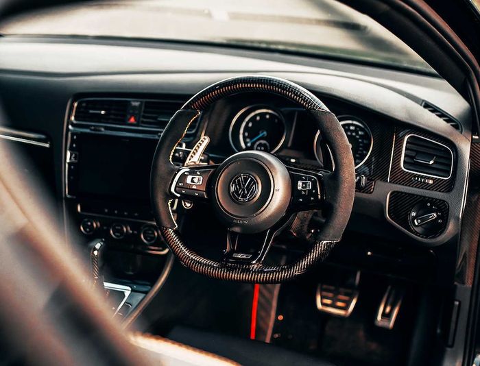 Tampilan kabin modifikasi VW Golf R bergaya sporty