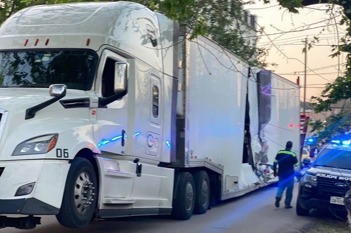 truk trailer yang sedang mengangkut Ferrari SF90 Stradale, Ferrari 488 Spider dan Porsche 911.