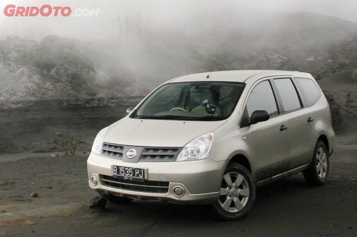 Ilustrasi Nissan Grand Livina