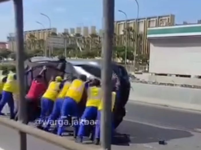 Ferrari Purosangue harga Rp 18 milliar alami kecelakaan di Tol Cengkareng