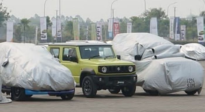 Suzuki Jimny terlihat di parkiran ICE BSD tempat dilaksanakannya GIIAS 2018