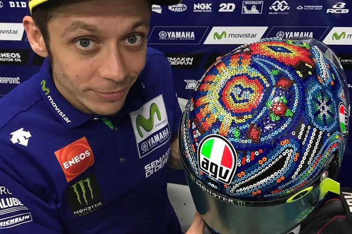 Valentino Rossi dengan desain helm barunya