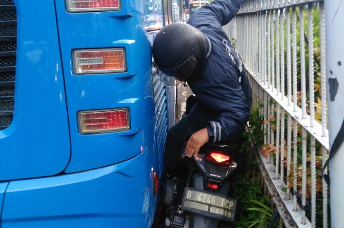 Pengendara Motor yang tergencet Bus TransJakarta