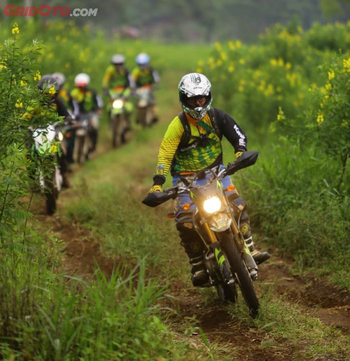 Sudah dilengkapi hand guard, tangan aman dari sabetan ranting