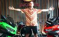 Pose Jarang Nih! Kapan Lagi Lihat Jonathan Rea Pakai Batik