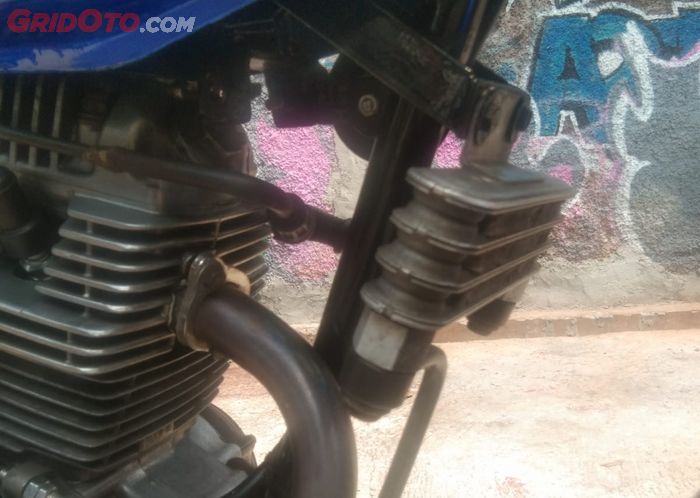 Oil Cooler Suzuki Satria FU terpasang pada mesin Honda CB 100 modifikasi ini