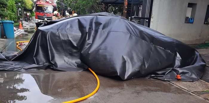 Mobil listrik BYD Seal mengeluarkan asap pekat saat terparkir dalam garasi rumah warga di Jalan Katalis, Kota Bambu Utara