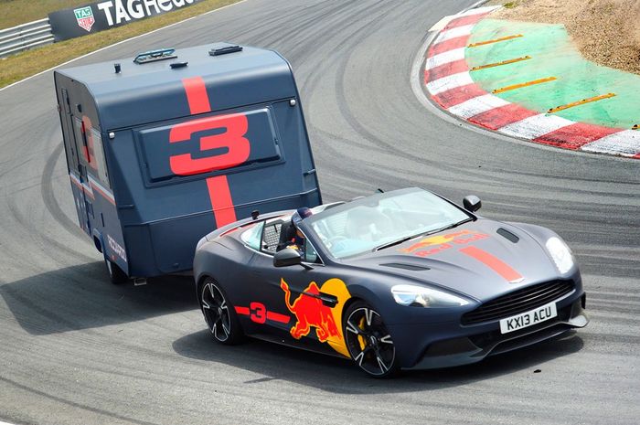 Daniel Ricciardo mengendarai Aston Martin Vanquish S Volante