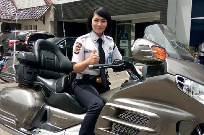 Irma Suryani, security cantik yang viral karena naik Honda Goldwing