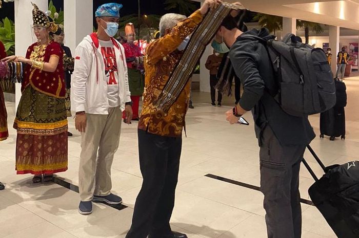 Suasana penyambutan pembalap dan kru tim di Bandara Internasional Lombok