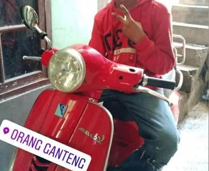 Diduga pelaku berpose di atas Vespa LX 125 i-Get hasil curian dan mengunggahnya ke Facebook