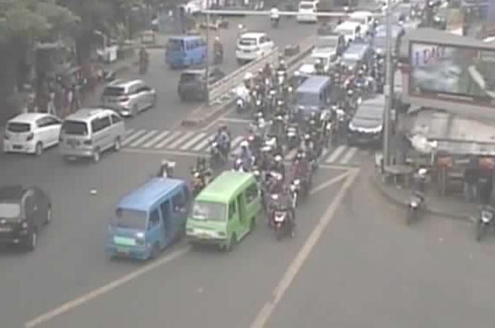 Rekaman CCTV di perempatan Jl. Tegar Beriman Cibinong menunjukkan angkot melakukan pelanggaran lalu lintas 
