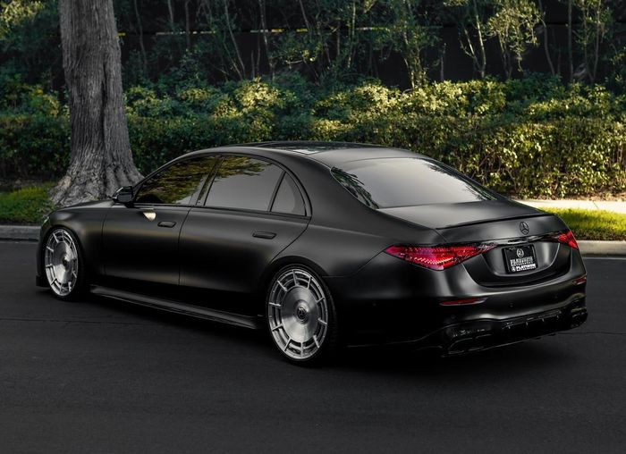Tampilan belakang modifikasi Mercedes-Benz S-Class serba hitam dipasok body kit karbon