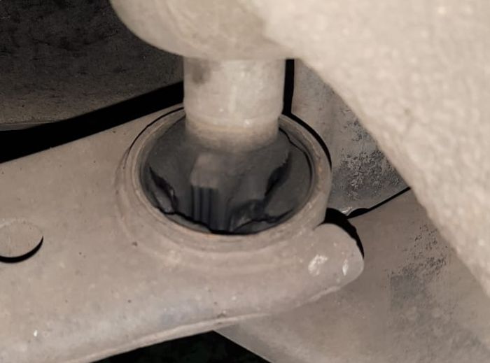 Bushing lower arm Subaru XV yang sudah rusak atau pecah