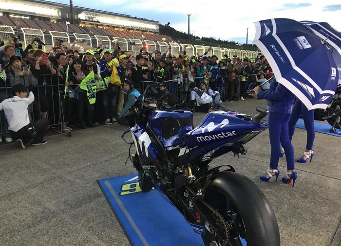 Valentino Rossi tampil bagus atau buruk di MotoGP Jepang, banyak orang tetap mengerubungi