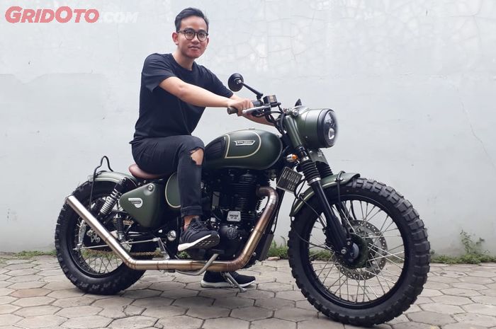 Gibran Rakabuming tengok Royal Enfield Classic 500 miliknya di Katros Garage