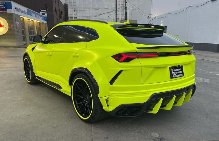 Tampilan belakang modifikasi Lamborghini Urus nyentrik