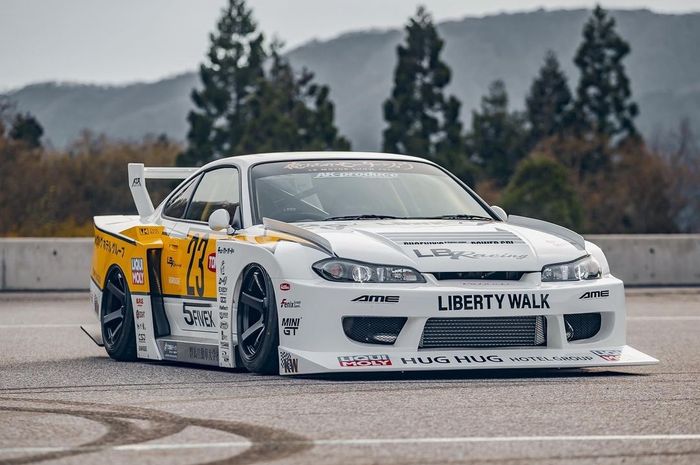 Modifikasi Nissan Silvia S15 ala mobil balap hasil garapan Liberty Walk, Jepang