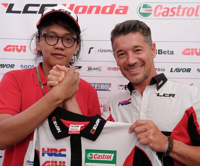 Putut Maulana (kiri) bersama Lucio Cecchinello, Pendiri dan Pemilik Tim LCR Honda di musim balap 2019