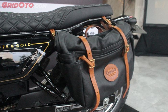 The Gade ST150 pasang sidebag custom ala motor klasik