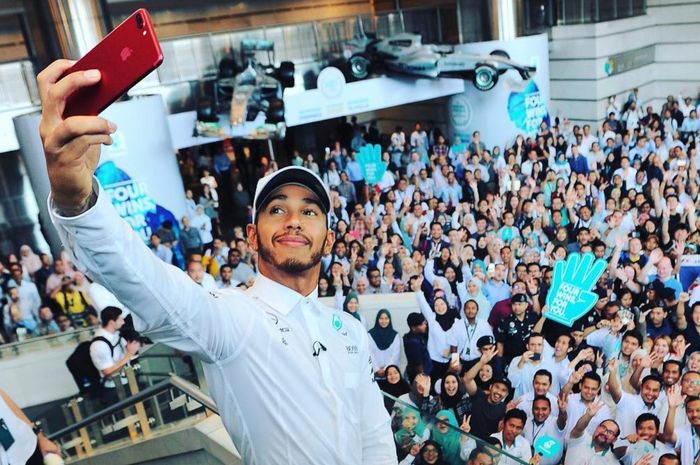 Lewis Hamilton merayakan keberhasilannya jadi juara dunia F1 2017 di kantor Petronas di Kuala Lumpur