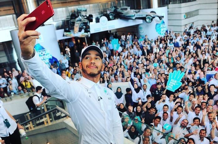 Lewis Hamilton merayakan suksesnya di 2017 bersama karyawan Petronas di Petronas Twin Towers, Kuala 
