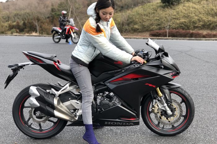 Rider wanita di atas Honda CBR250RR