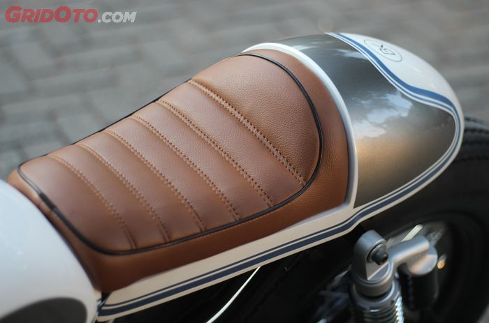 Jok Kawasaki W175 diubah jadi single, yang dibalut kulit sintetis berwarna cokelat, klasik!
