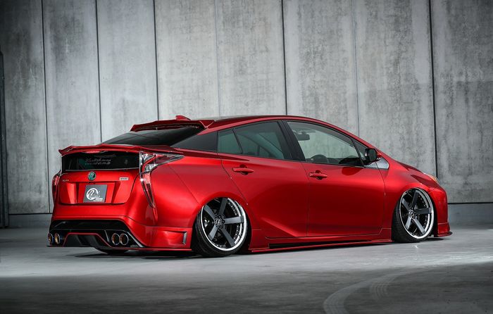 Modifikasi Toyota Prius dibikin kandas dan pasang pelek 19 inci