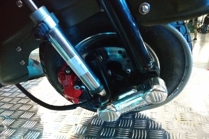 Garpu Vespa PX yang dikombinasikan dengan pelek 8 inci dengan pengereman cakram