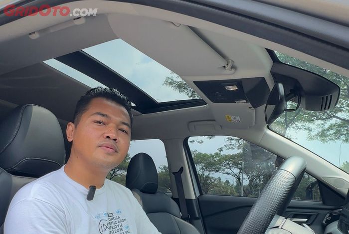 Panoramic dan sunshade bisa dibuka lewat headunit
