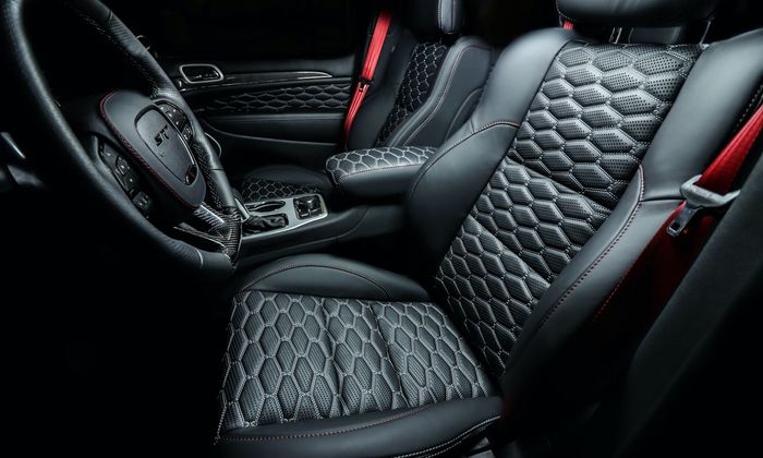 Jok khusus Jeep Grand Cherokee SRT  dengan fitur quilting