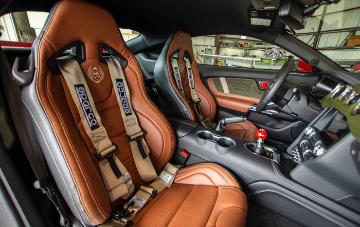 Tampilan kabin juga dibuat ala pesawat terbang