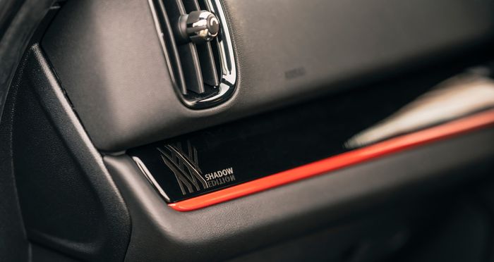 Plat khusus di kabin MINI Clubman dan MINI Countryman Shadows Edition