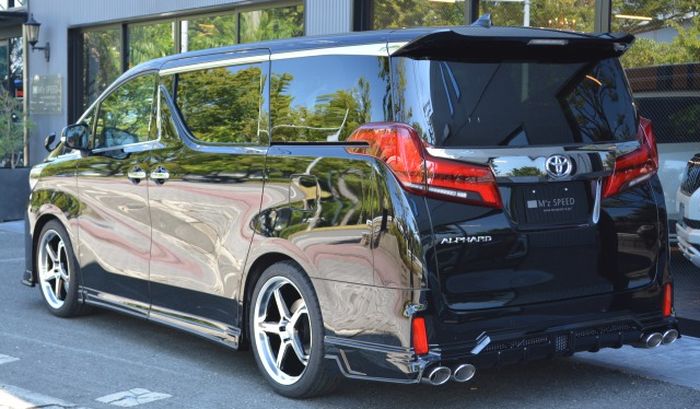 Tampilan belakang Toyota Alphard hasil garapan M'z Speed