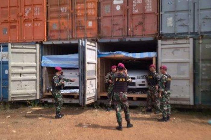 Kontainer di gudang yang berisi tiga mobil selundupan