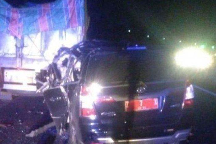 Toyota Kijang Innova seruduk pantat truk