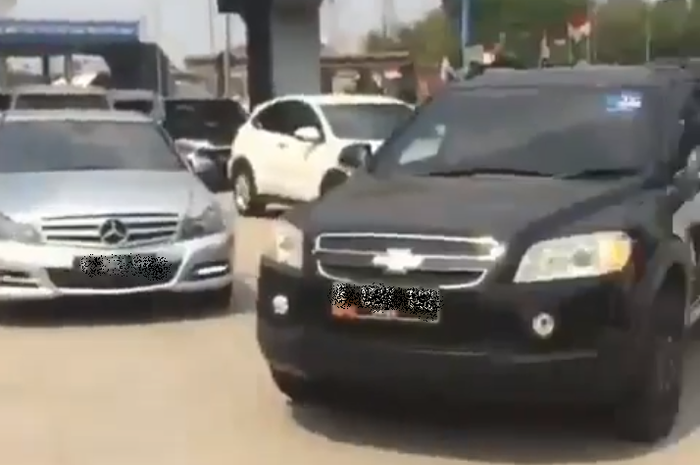 Pengendara Chevrolet Captiva menghadang Mercy C 200 lantaran rem mendadak