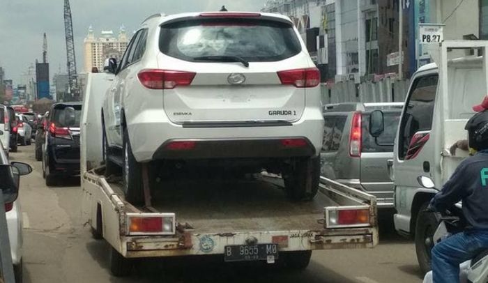 Mobil Esemka berjenis SUV sempat tertangkap kamera di atas towing car