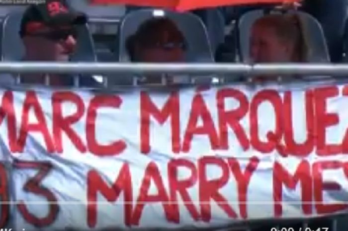 Poster ajakan nikah untuk Marc Marquez dari penonton saat FP2 MotoGP Aragon.