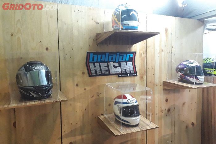 Booth komunitas Belajar Helm di Otobursa Tumplek Blek 2018